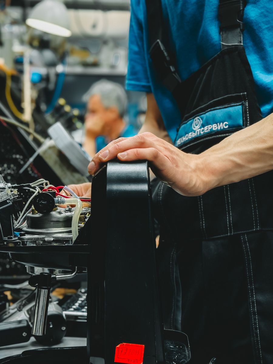 Servisný technik pripravený na opravu domáceho spotrebiča