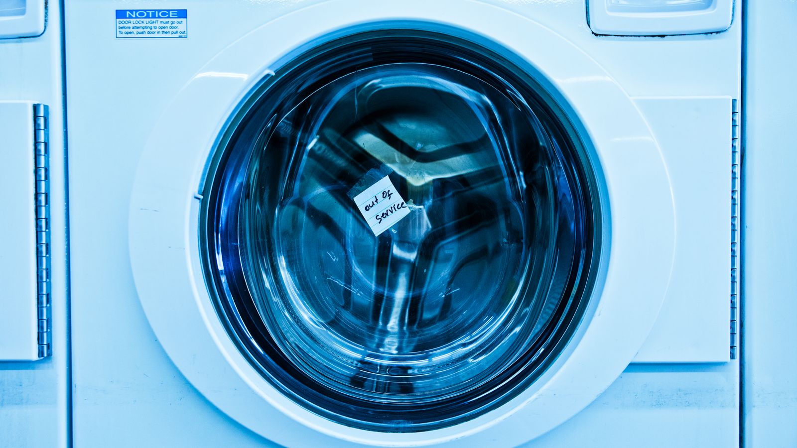 Technik opravuje automatickú práčku v domácnosti v Trnave