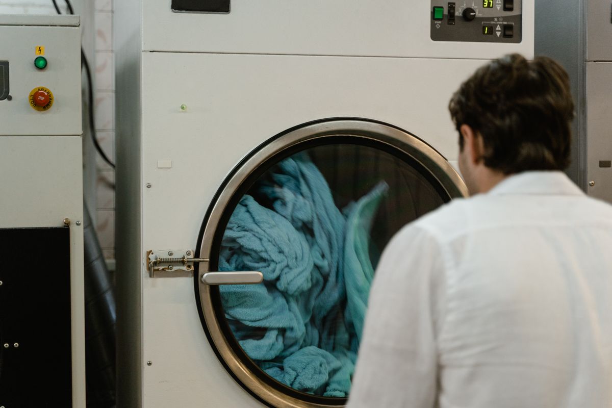 Technik kontroluje bubon a ložiská automatickej práčky
